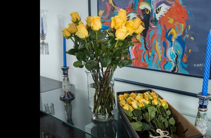 luxury yellow roses box pack